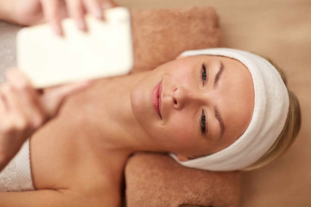 Cliente reservando una cita online para un centro de estética y belleza desde un dispositivo móvil
