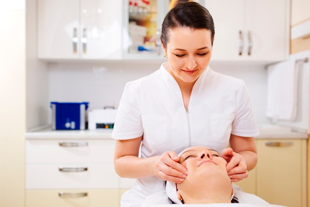 Diferencias-entre-una-esteticién-y-una-esteticista.jpg