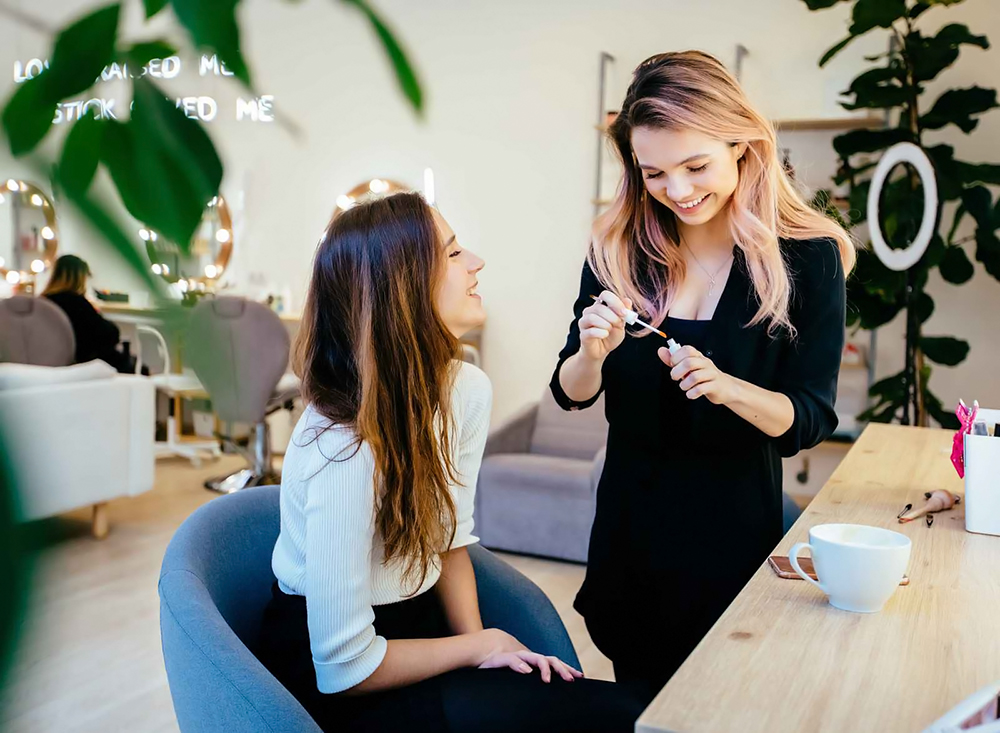 belleza-y-millennials-claves-para-enamorarlos-y-atraerlos-a-tu-salon_flowww